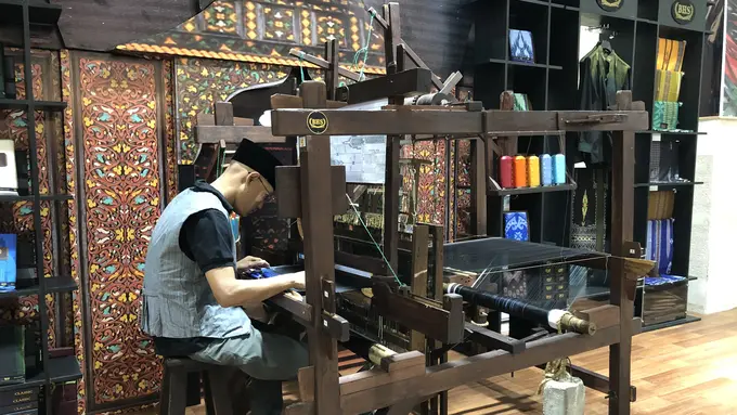 Rayakan Hari Kemerdekaan dengan Wastra Khas Indonesia