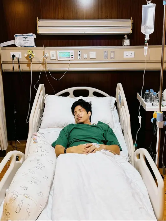 Ameena yang berada di pelukan Atta pun mendoakan ayahnya cepat sembuh. "Cepat sembuh papa," kata Ameena. [Foto: Instagram/atta.halilintar]