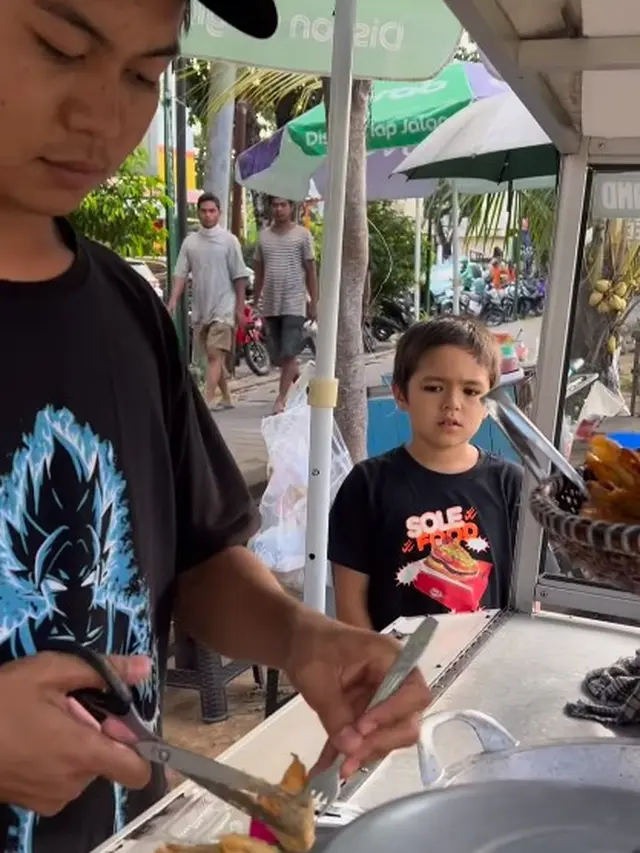 El Barack beli batagor pinggir jalan (Instagram/inijedar)