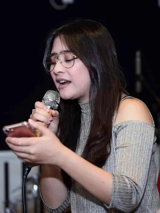 "Semua di album aku, aku nyanyikan. Terus tambahannya rahasia lah. Nanti aku juga bawain lagu yang belum pernah aku keluarkan di mana pun. Itu aku tulis jam 2 pagi," ujar Prilly Latuconsina, di kawasan Tebet, Jumat (9/12/2016). (Nurwahyunan/Bintang.com)