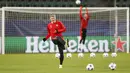 Pemain Manchester United, Bastian Schweinsteiger saat melakukan sesi latihan di Stadion Volkswagen Arena, Wolfsburg, Germany, Senin (7/12/2015).  ( Reuters / Carl Recine)