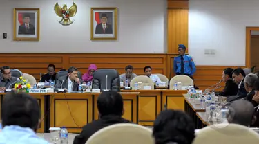 Wakil Ketua DPR RI Fachri Hamzah (keempat dari kiri) menggelar rapat dengar pendapat umum bersama PSSI dan perwakilan 18 klub kompetisi Indonesia Super League (ISL) di Gedung DPR RI, Jakarta (23/2/2015). (Liputan6.com/Andrian M Tunay)