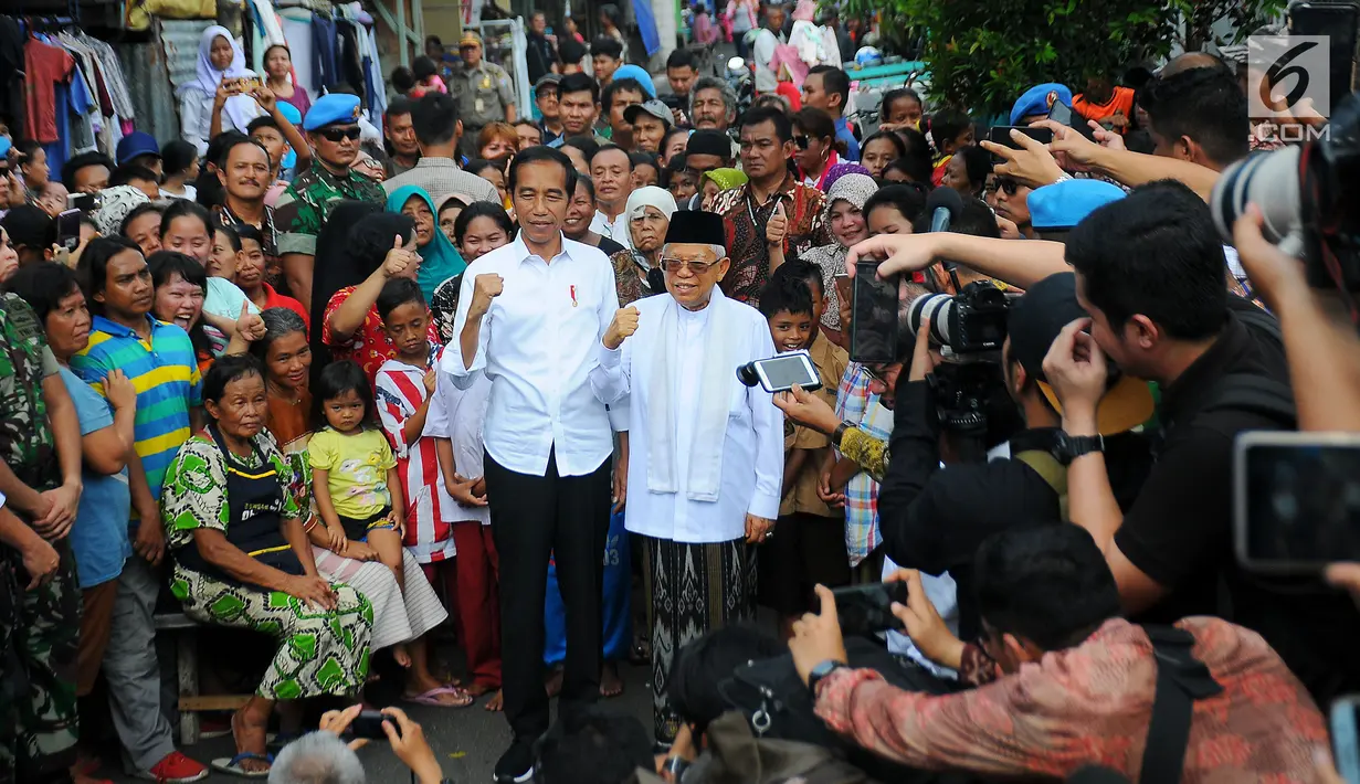 Pasangan Capres Cawapres Joko Widodo (Jokowi)-Ma'ruf Amin menyampaikan pidato kemenangannya di Kampung Deret, Tanah Tinggi, Jakarta, Selasa (21/5/2019). Pidato tersebut menanggapi keputusan KPU yang menetapkan pasangan Jokowi-Ma'ruf Amin sebagai pemenang Pilpres 2019. (Liputan6.com/Angga Yuniar)