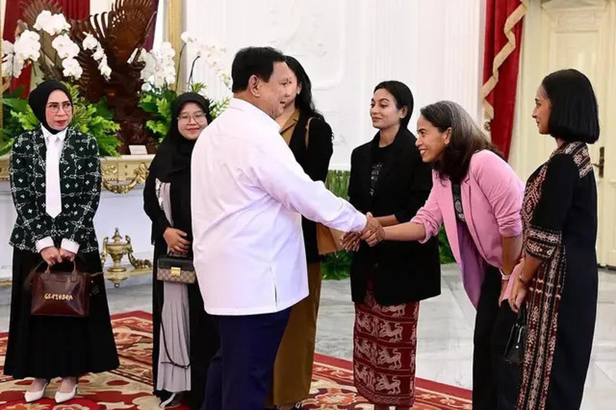 6 Potret Prabowo Ketemu Melly Goeslaw dan Tim Film Women from Rote Island, Menuju Piala Oscar 2025