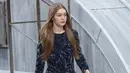 Model Gigi Hadid berjalan di catwalk mengenakan outfit serba hitam koleksi desainer Virginie Viard ready-to-wear 2020 dari rumah mode Chanel di Paris Fashion Week, di Prancis (1/10/2019). (AP Photo/Francois Mori)