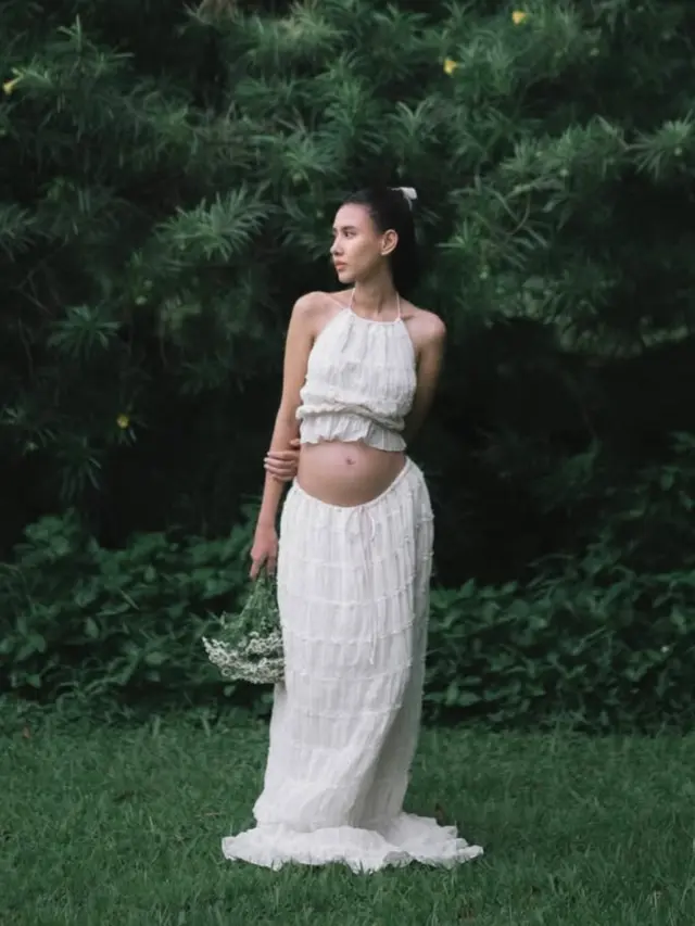 Shenina Cinnamon hamil Anak Pertama tampil elegan. [@angga]