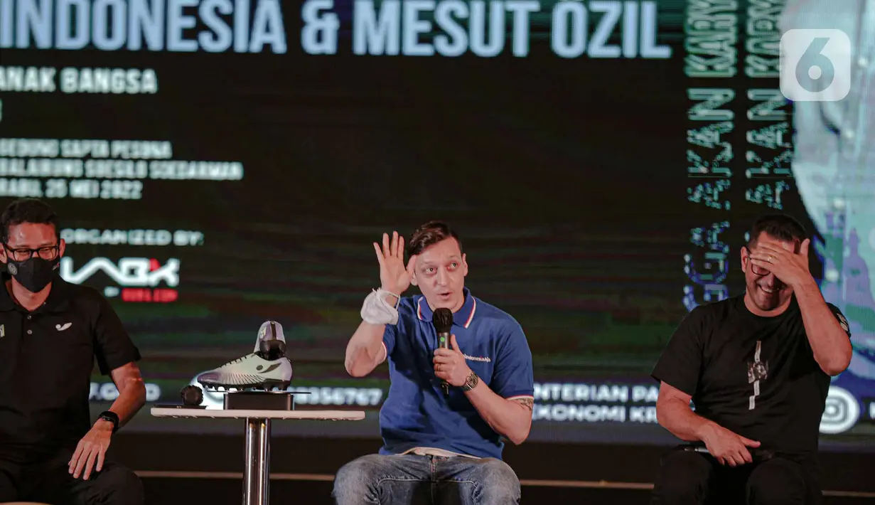 Pemain sepak bola dunia, Mesut Ozil, Mesut Ozil bersama Menparekraf Sandiaga Uno saat konferensi pers di kantor Kementerian dan Pariwisata dan Ekonomi Kreatif (Kemenparekraf), Jakarta, Rabu (25/5/2022). Dalam kunjungan ke Indonesia ini, ada beberapa agenda yang bakal Mesut Ozil lakukan, salah satunya mengunjungi pabrik Concave Indonesia di Cikupa, Tangerang, Banten. (Liputan6.com/Faizal Fanani)