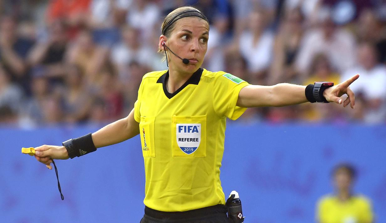 4. Stephanie Frappart - Stephanie Frappart menjadi wasit perempuan yang memimpin jalannya pertandingan Piala Super Eropa 2019. Wasit asal Prancis ini juga tercatat pernah memimpin pertandingan di laga Piala Dunia wanita dan Liga Prancis. (AFP/Damien Meyer)