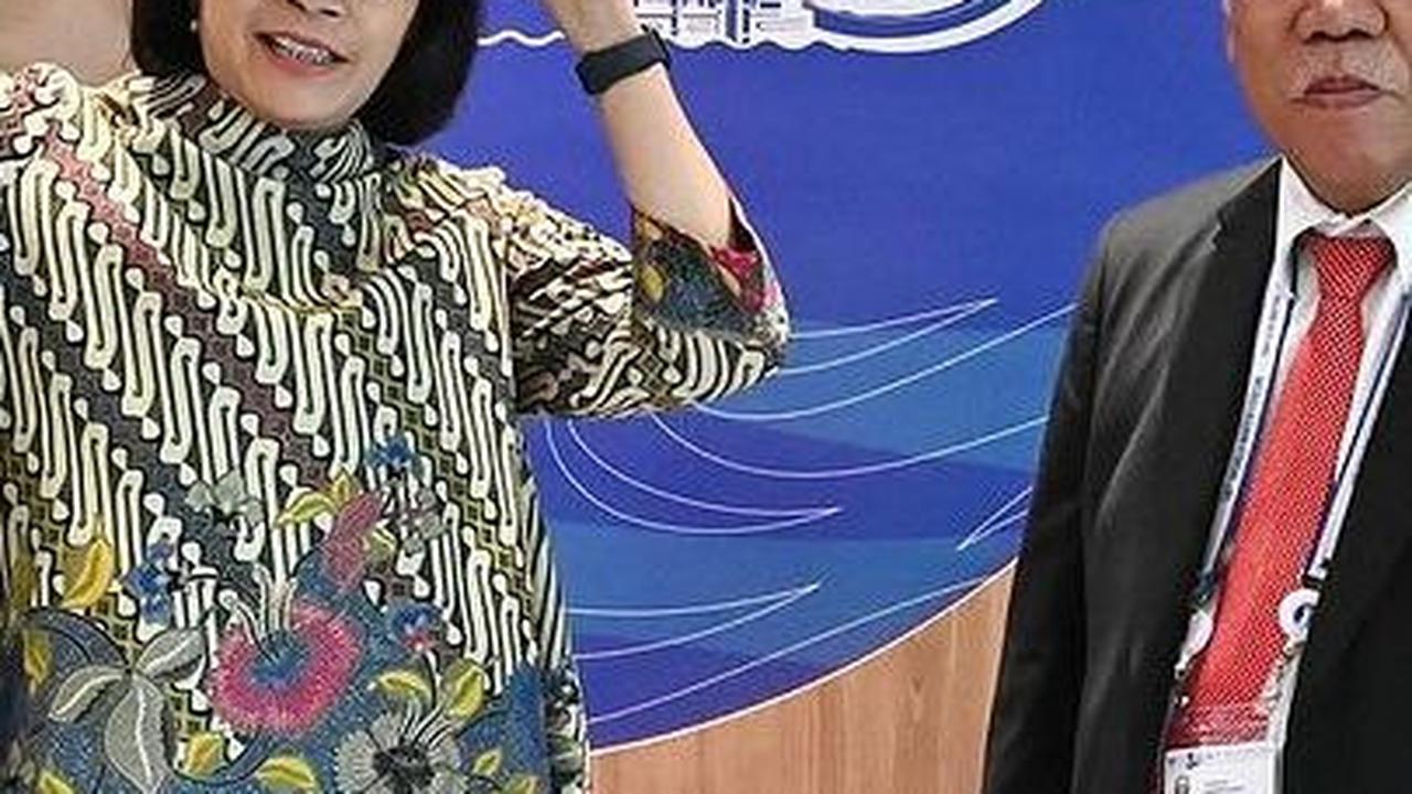 Sri Mulyani kemudian mencoba topi tersebut yang disebutnya legendaris.<br>