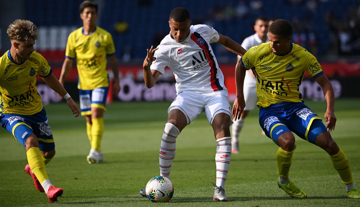 Penyerang PSG, Kylian Mbappe, berebut bola dengan pemain Waasland-Beveren pada laga uji coba di Parc des Princes Stadium, Sabtu (18/7/2020) dini hari WIB. PSG menang telak 7-0 atas Waasland-Beveren. (AFP/Anne-Christine Poujoulat)