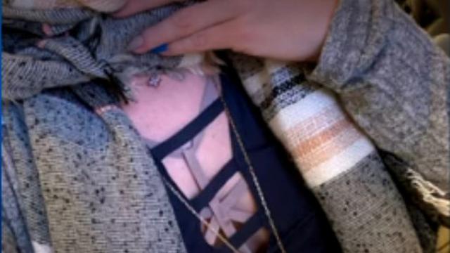 Pakaian yang dikenakan oleh Andrea Worlwide.