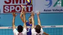 Pemain Timnas voli putra Indonesia, Sigit Ardian melakukan smes saat melawan Qatar pada Kejuaraan Voli Asia 2017 di GOR Tri Dharma, Gresik, Rabu (26/7). Indonesia unggul 3-2 (24-26, 14-25, 25-20, 25-21, 15-11). (Liputan6.com/Helmi Fithriansyah)