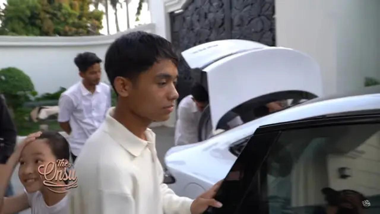 7 Potret Ruben Onsu Belikan Betrand Peto Mobil Mewah, Modal Berangkat Kuliah