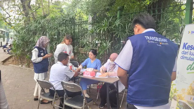 Sejumlah petugas Transjakarta mengikuti pemeriksaan kesehatan yang dilakukan oleh petugas Damri.
