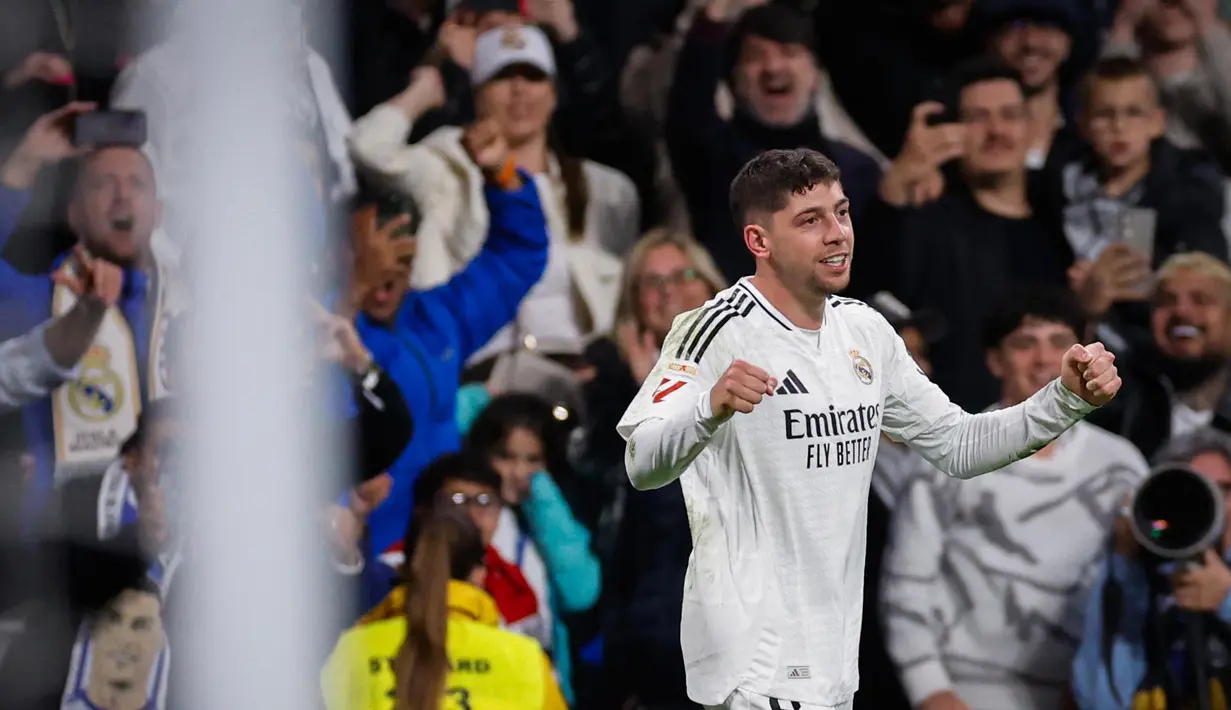 Gelandang Real Madrid asal Uruguay, Federico Valverde melakukan selebrasi setelah mencetak gol pertama di laga pekan ke-32 Liga Spanyol 2024/2025 melawan Athletic Club Bilbao di Stadion Santiago Bernabeu, Madrid, pada 20 April 2025 atau Senin (21/4/2025) dini hari WIB. (OSCAR DEL POZO/AFP)