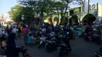 Pasca gempa yang mengguncang Lombok, warga mulai kembali beraktivitas. Pasar sementara pun dibuka untuk melayani kebutuhan warga.
