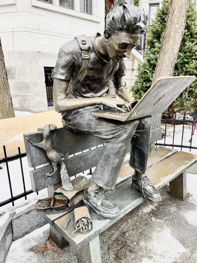 6 Potret Patung Bak Gambarkan Aktivitas Manusia Ini Unik, Muncul Beragam Imajinasi