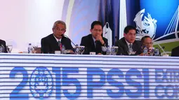 Ketua Umum PSSI 2011-2015, Djohar Arifin Husin (kiri) bersama Joko Driyono bersiap menutup Kongres Luar Biasa PSSI 2015 di Surabaya, (18/4/2015). Kongres menetapkan La Nyalla Mattalitti sebagai Ketua Umum PSSI 2015-2019. (Liputan6.com/Helmi Fithriansyah)