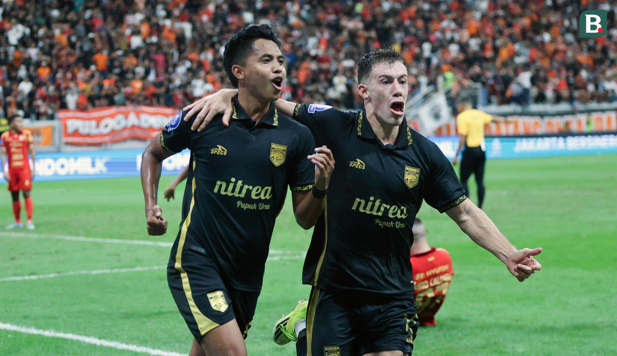 Pemain Borneo FC, Ikhsan Zikrak berhasil mencetak gol setelah memanfaatkan bola rebound tembakan dari Caxambu yang gagal diantisipasi kiper Andritany Ardhiyasa. (Bola.com/M Iqbal Ichsan)