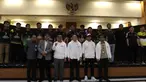 Menpora, Imam Nahrawi dan Kepala Bekraf, Triawan Munaf  berfoto bersama 16 tim esports Piala Presiden 2019 di Gedung Krida Bhakti Setneg, Jakarta, Selasa (26/3). Final turnamen akan diselengarakan pada 30-31 Maret mendatang. (Bola.com/Yoppy Renato)