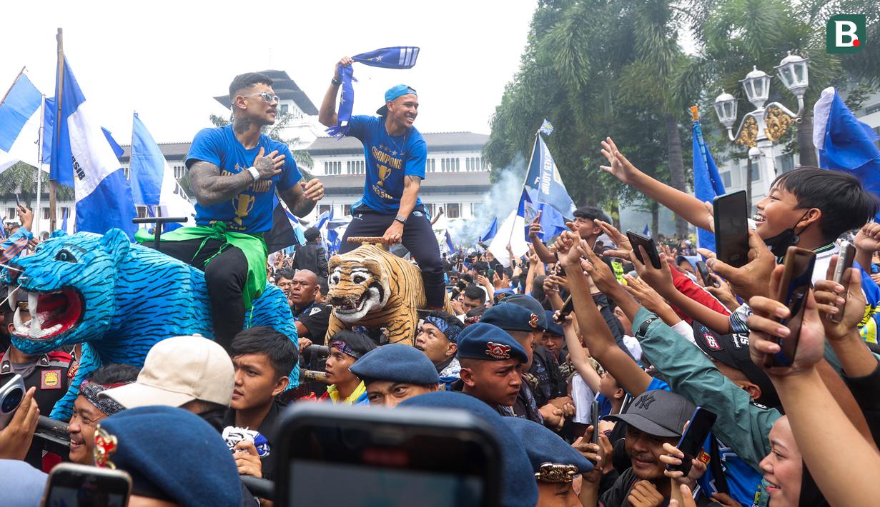 Pemain Persib Bandung, Ciro Alves dan Gustavo Franca, naik Sisingaan saat merayakan pesta juara di Gedung Sate, Bandung, Minggu (25/5/2025). (Bola.com/M Iqbal Ichsan)