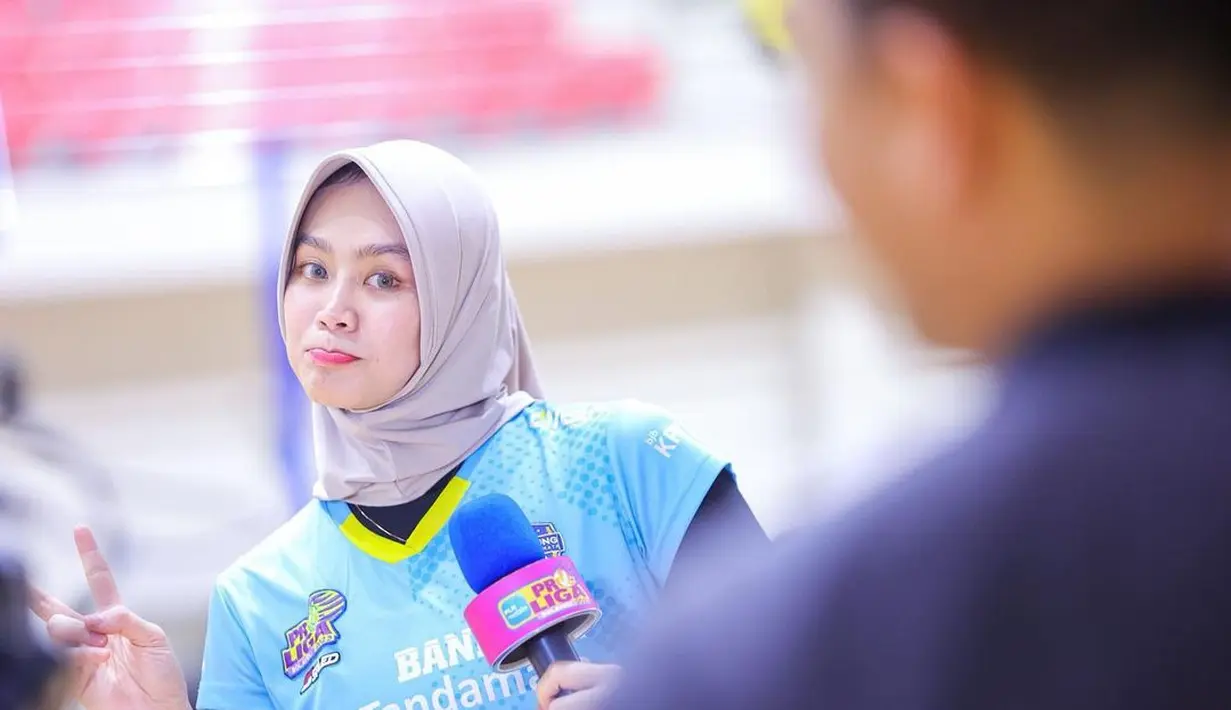 Akun voli internasional  di Instagram, @vollyballworld pun mengunggah sosoknya dan mengomentari keputusannya mengenakan hijab ketika berlaga. [Foto: IG/wildanurfadhilahh].