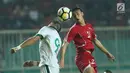 Pemain depan Indonesia U-23, Ilija Spasojevic (kiri) berebut bola atas dengan pemain Korea Utara, Kim Nam Il pada laga PSSI Anniversary Cup 2018 di Stadion Pakansari, Kab Bogor, Senin (30/4). Babak pertama imbang 0-0. (Liputan6.com/Helmi Fithriansyah)