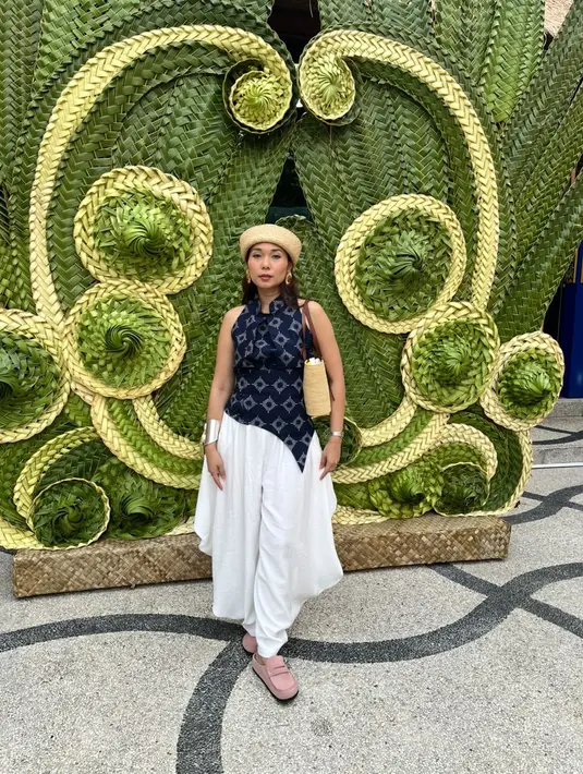 Pembukaan Butik Birkenstock Umah Ubud, Ayla Dimitri memilih Birkenstock Naples Wrapped Suede Loafers berwarna pin dan dipadukan dengan drapery pants dan navy top. / Foto: Fimela.com
