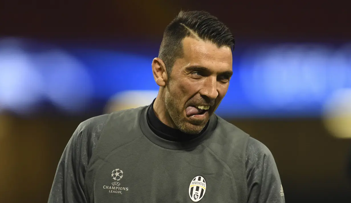 Kiper Juventus,  Gianluigi Buffon mengikuti sesi latihan di Stadion Cardiff (02/06/2017). Juventus akan berhadapan dengan Real Madrid pada final Liga Champion. (AFP/Glyn Kirk)