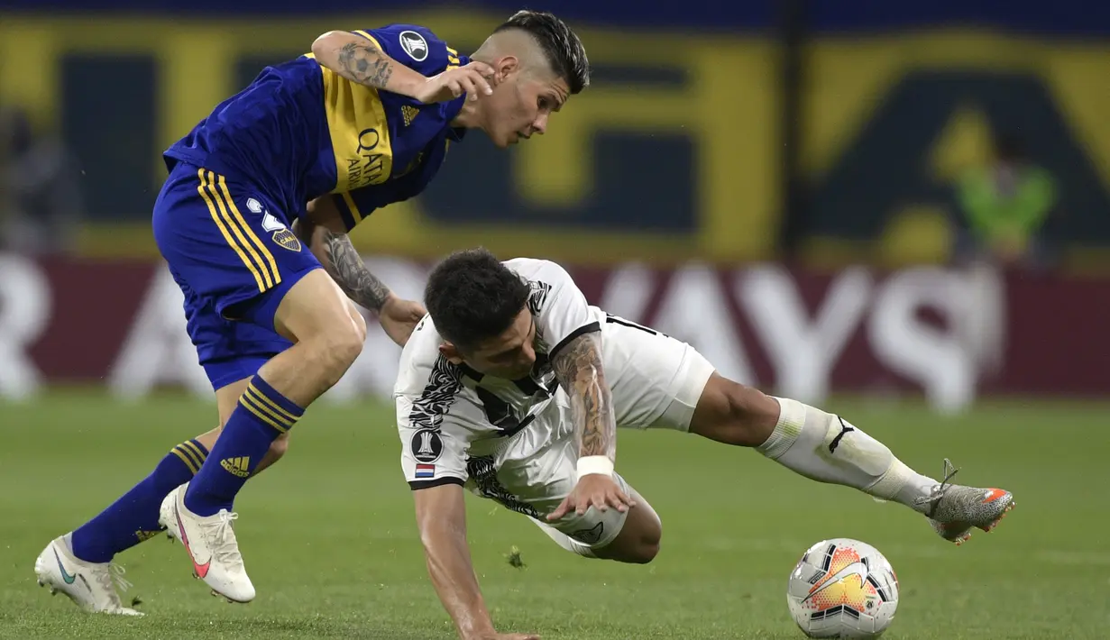 Gelandang Boca Juniors, Jorman Campuzano, berebut bola dengan gelandang Libertad, Matias Espinoza, pada laga grup H Copa Libertadores di Estadio La Bombonera, Rabu (30/9/2020) dini hari WIB. Boca Juniors bermain imbang 0-0 atas Libertad. (Juan Mabromata/Pool via AP)