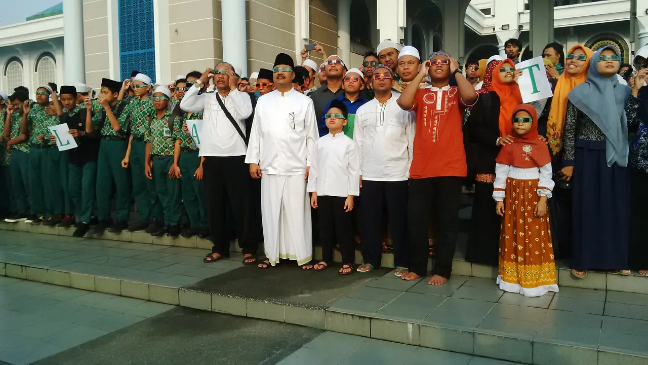 Warga Surabaya Antusias Saksikan Gerhana Matahari
