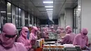 Para pekerja mengemas jarum suntik di pabrik Jarum Suntik Hindustan di Faridabad (2/9/2020). Produsen jarum suntik terbesar di India meningkatkan produksinya untuk menghasilkan satu miliar unit. (AFP/Sajjad Hussain)
