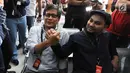 Penyanyi Tompi dan Akademisi Rocky Gerung berjabat tangan sebelum menjalani sidang lanjutan sebagai saksi kasus berita bohong Ratna Sarumpaet di PN Jakarta Selatan, Selasa (23/4). (Liputan6.com/Herman Zakharia)