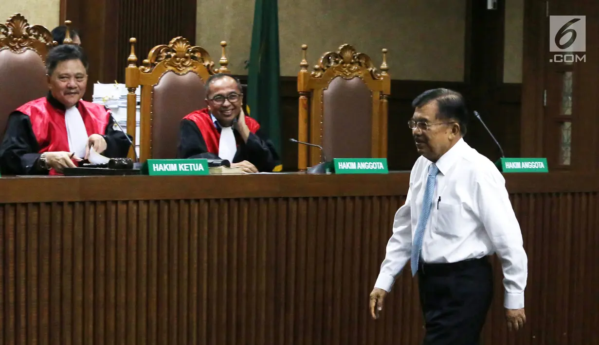 Wapres JK saat hadir sebagai saksi SDA dalam persidangan peninjauan kembali di PN Jakarta Pusat, Rabu (11/07). Keterangan JK digunakan untuk mengubah persepsi SDA telah menggunakan Dana Operasional Menteri (DOM). (Merdeka.com/Dwi Narwoko)