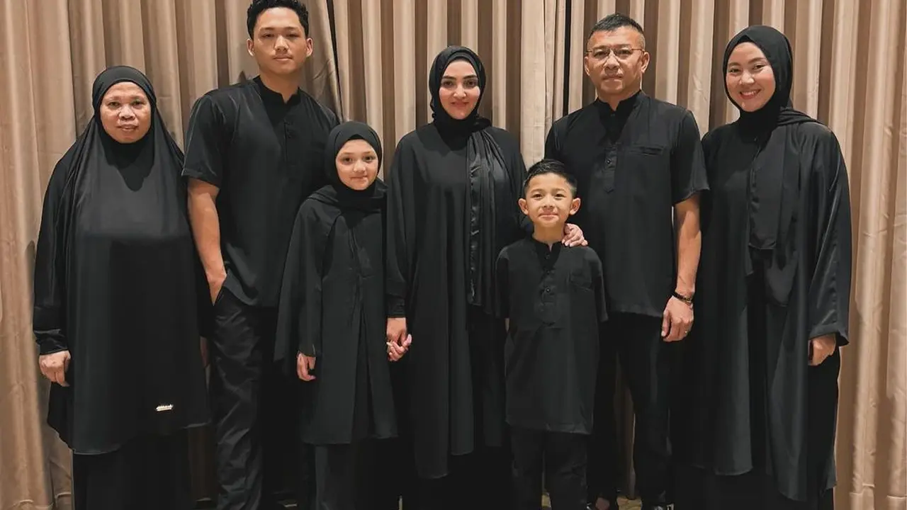 Potret Keluarga The Hermansyah Umroh Bareng, Kado Ulang Tahun Terindah untuk Anang