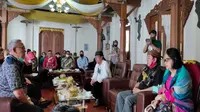 Penampakan mediasi Bupati Kuningan dan Keluarga Paseban masyarakat Sunda Wiwitan Cigugur Kuningan Jawa Barat. Foto (Liputan6.com / Panji Prayitno)