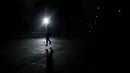 Seorang pria berlari saat lockdown untuk mengekang penyebaran virus corona COVID-19 di Buenos Aires, Argentina, Senin (20/7/2020). Para pecinta kebugaran turun ke jalan-jalan dan taman-taman setelah pemerintah kota memberi wewenang kepada warga untuk berolahraga. (AP Photo/Natacha Pisarenko)