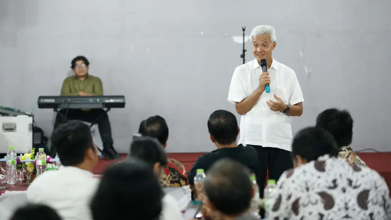 Gubernur Jawa Tengah, Ganjar Pranowo, menerima aspirasi dari anggota Pengurus Cabang (Pengcab) Keluarga Alumni Gadjah Mada (KAGAMA) Kabupaten Nias Selatan di Hotel Kaliki, Kota Gunungsitoli, Kepulauan Nias, Sumatera Utara, Minggu (25/9/2022) (Istimewa)