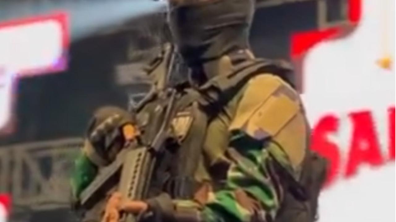 Viral Aksi Gus Iqdam Dikawal Anggota TNI Bersenjata Lengkap Bergaya Siap Tempur di Acara Keagamaan