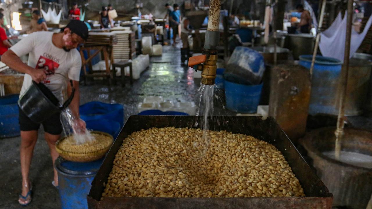 FOTO: Perajin Tahu Tertekan Kenaikan Harga Kedelai