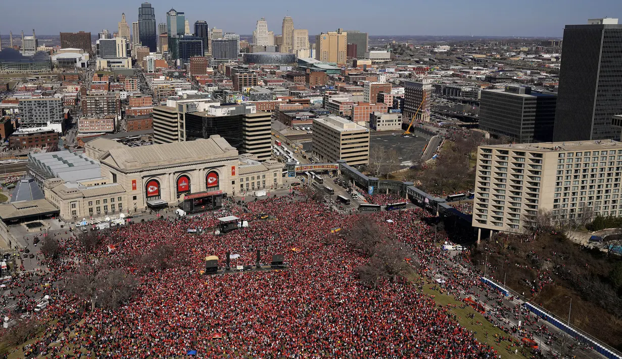 Potret udara parade kemenangan Kansas City Chiefs setelah memenangkan Super Bowl LVIII di Kansas City, Missouri, Amerika Serikat, Rabu (14/02/2024) waktu setempat. (AP Photo/Charlie Riedel)