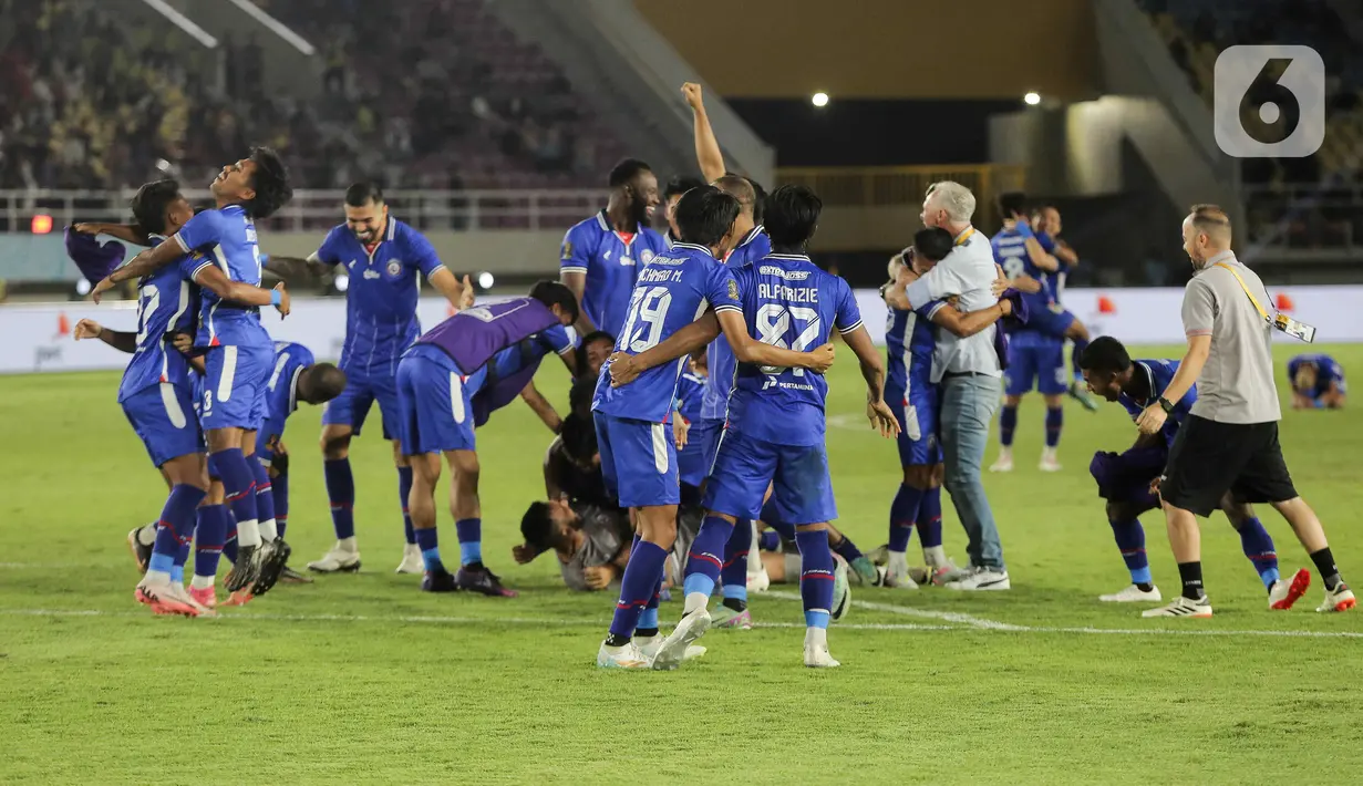 Skor 1-1 bertahan hingga akhir 90 menit. Laga dilanjutkan ke babak adu penalti dan satu penendang Borneo gagal. Arema lantas keluar sebagai pemenang dengan skor 5-4. (Liputan6.com/Herman Zakharia)