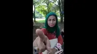 : Ibu cantik ini rela bugil di gerbang sekolah SMPN 12 Tangerang Selatan jika anaknya tidak diterima di sekolah tersebut (youtube)