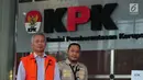 Dirjen Hubla Kemenhub Antonius Tonny Budiono keluar dari gedung KPK, usai menjalani pemeriksaan, Selasa (29/8). Tonny secara tegas mengaku tidak mengenal perusahaan pemenang tender pengerukan pelabuhan Tanjung Mas Semarang (Liputan6.com/Helmi Afandi)