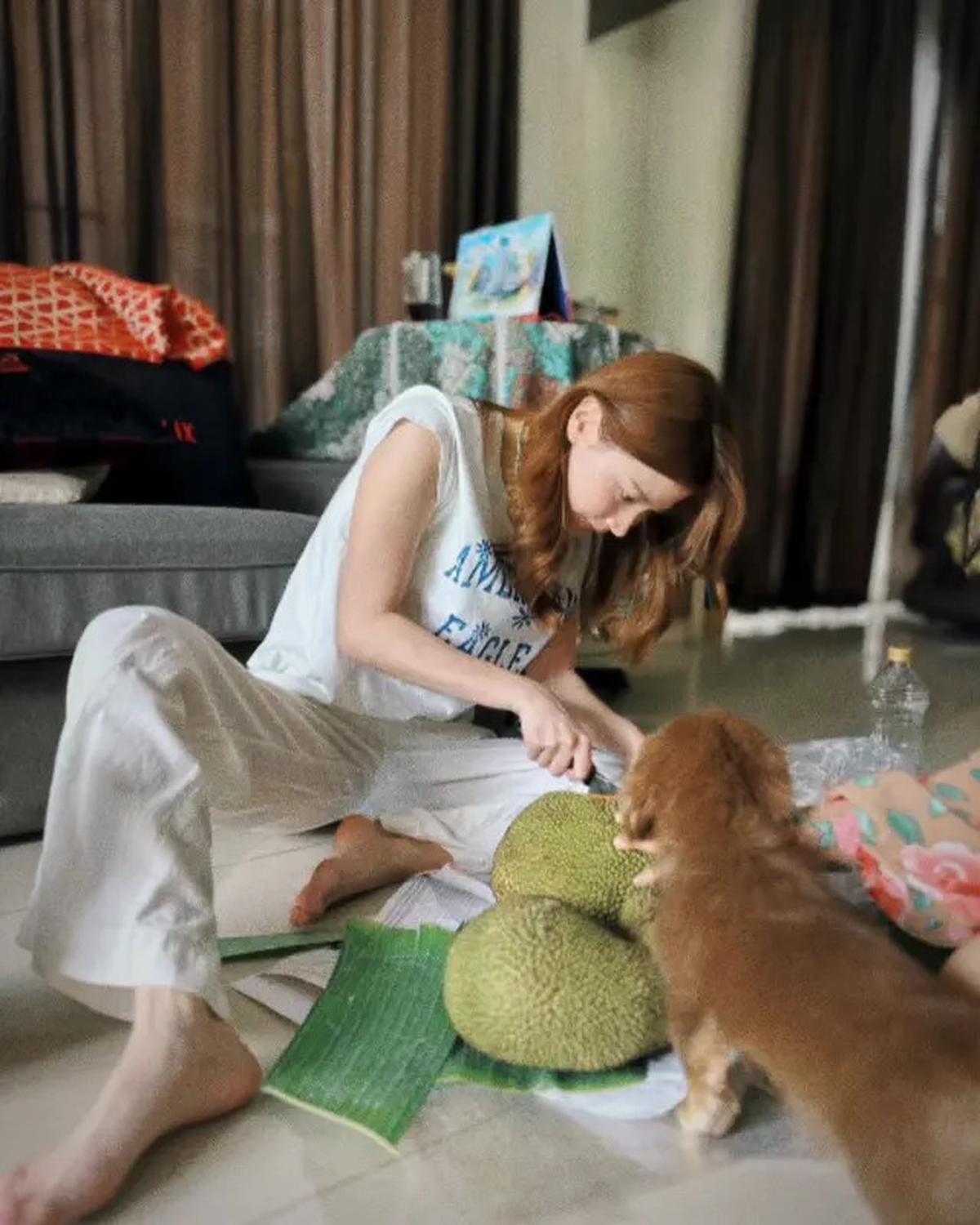 7 Potret Sederhana Baifern Pimchanok Rayakan Songkran di Rumah, Bisa Kupas Nangka