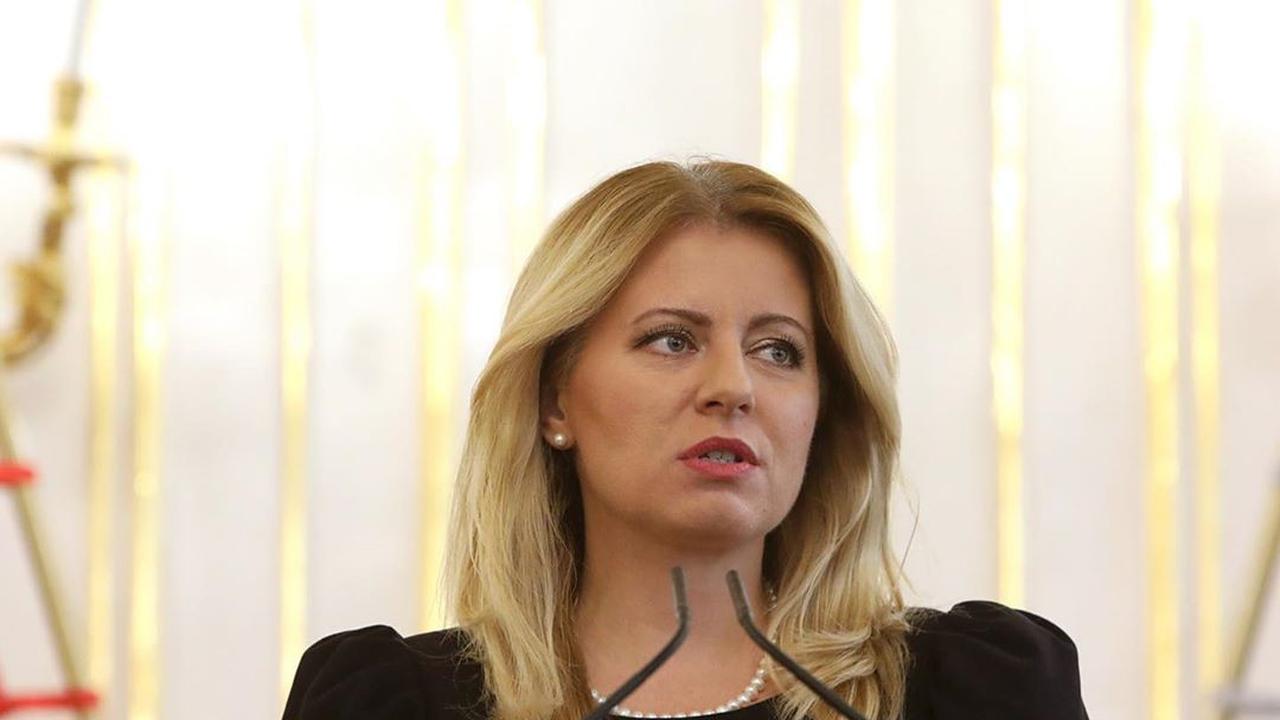 Potret Presiden Slovakia yang tetap stylish meski kenakan atribut pencegahan penularan virus corona