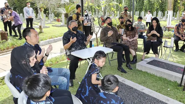Jelang Ramadan, Ini 6 Momen SBY Kunjungi Makam Ani Yudhoyono