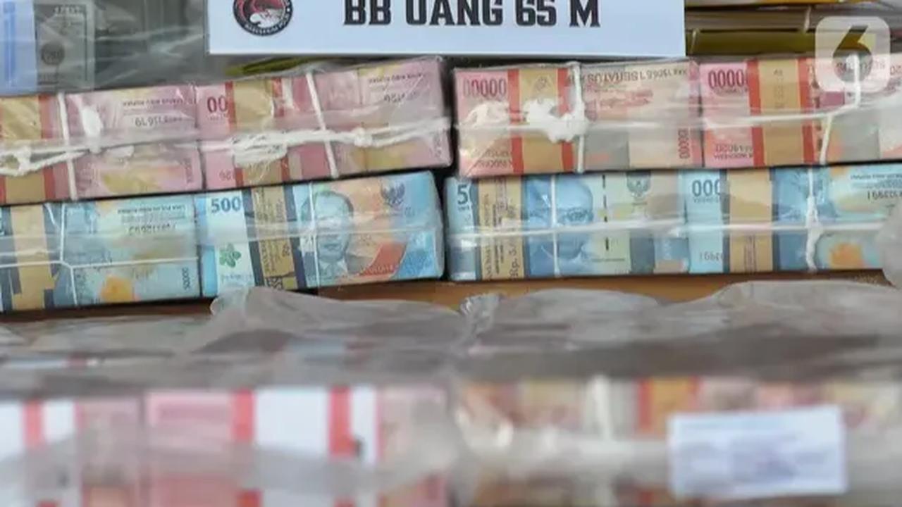 Selain itu, lanjut Wahyu, jaringan narkoba Fredy menyusun komunikasi dengan sangat rapi melalui penggunaan aplikasi yang jarang digunakan oleh masyarakat umum. Selain itu, banyak pula rekening dari berbagai bank yang digunakan.<br>