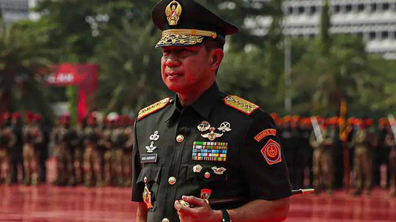 Panglima TNI Jenderal TNI Agus Subiyanto melakukan mutasi jabatan terhadap sejumlah Perwira Tinggi (Pati) dan Perwira Menengah (Pamen) TNI.