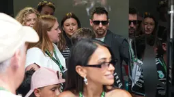 Pemain yang kini membela klub Inter Miami tersebut hadir bersama sang kekasih, Antonela Roccuzzo dan putranya. (AP Photo/Rebecca Blackwell)